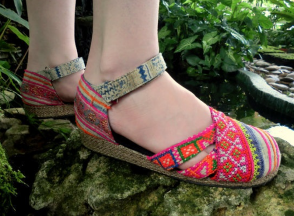 Espadrilles dengan tampilan batik tradisional